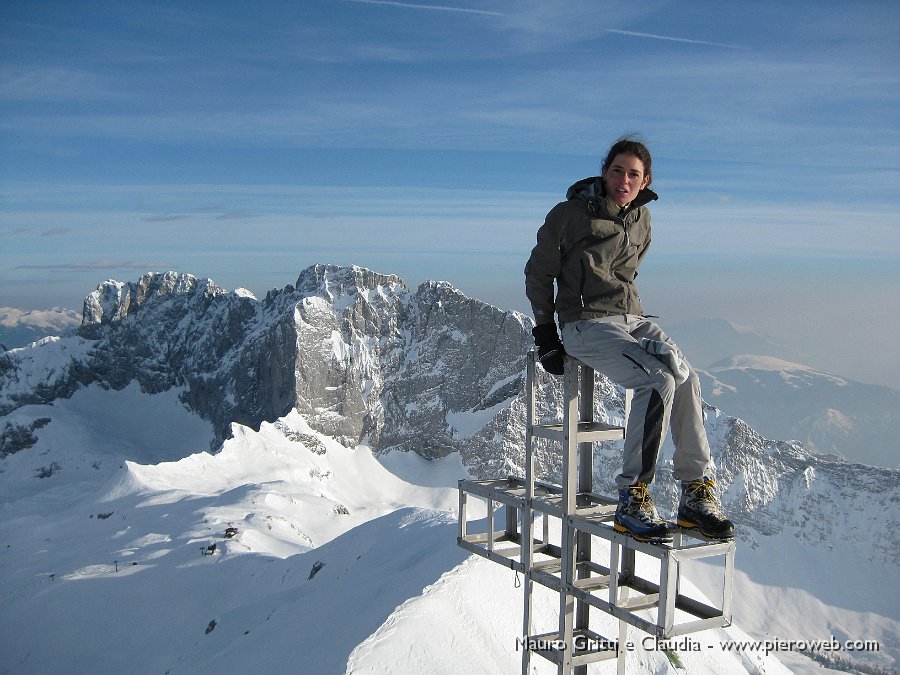 07 Sulla croce del Ferrante con vista parete nord Presolana e Chalet dell'aquila.JPG